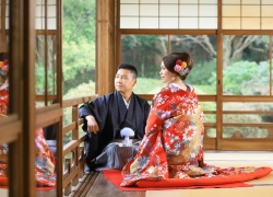 Couple wears Kimono at Japanese garden