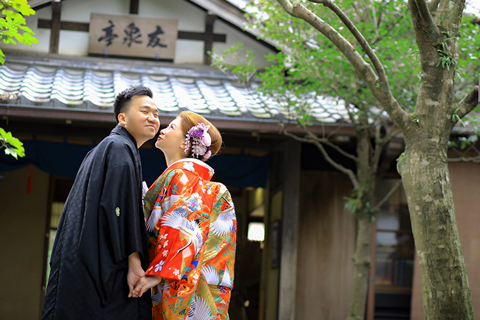 Couple wears Kimono at Japanese garden