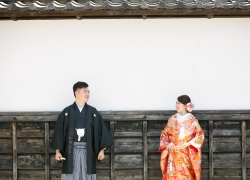 Both groon and bride are smiling